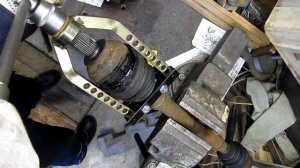 Снятие ШРУСа съемником