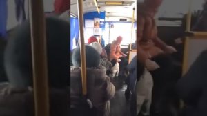 Бабка устроила погром в автобусе!