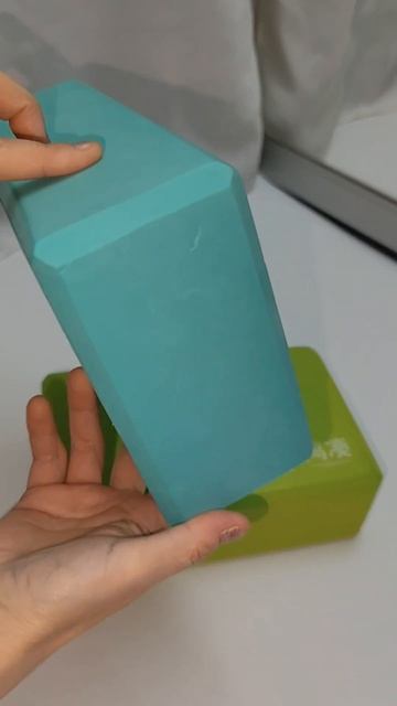 Разноцветные блоки для йоги