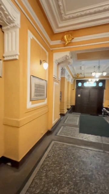 Самая красивая винтовая лестница и шахта лифта в Санк? смотреть онлайн