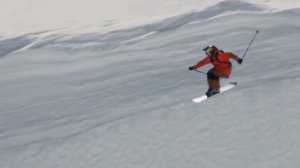 Крутой и красивый спуск на горных лыжах