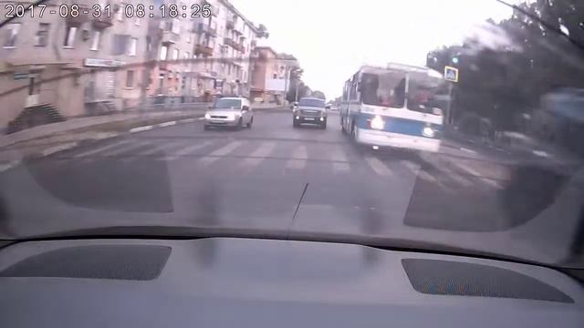 Двухкамерный видеорегистратор Neoline G-Tech X53 Dual - дневная