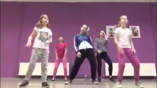 мама Оля и хип-хоп, очень весело не успеваю)) смотреть онлайн