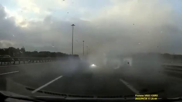 Шашечник на BMW улетел в отбойник смотреть онлайн