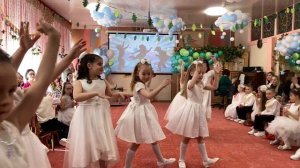 Танец "Зажигай". Группа №11 "Почемучки"