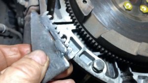 Как зафиксировать маховик двигателя ... / How to fix the flywheel o
