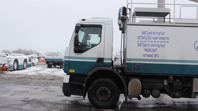 Деайсер в аэропорту Домодедово смотреть онлайн