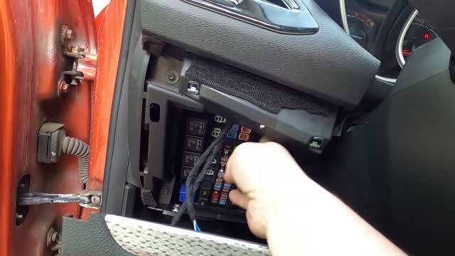 Лада Веста. Знаком Сверчок? Возле блока Предохранителей. Устраняем! Все через *опу там) смотреть онлайн