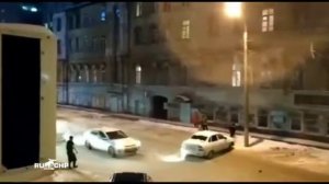 машина завелась и поехала без водителя