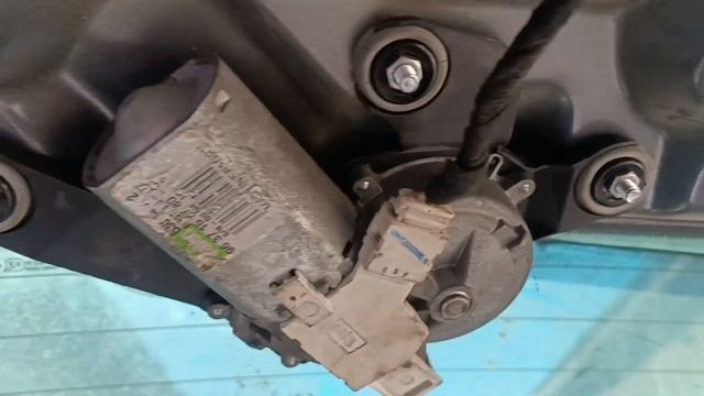 Как снять моторчик стеклоочистителя с крышки багажни? смотреть онлайн