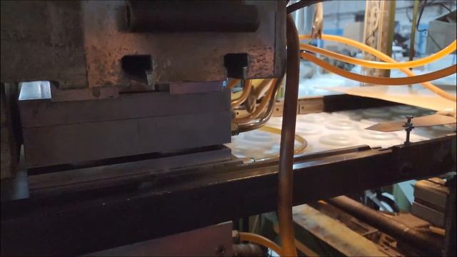 Главный технолог поясняет как работает производство ?