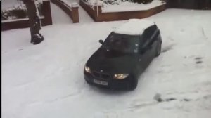 Как девушка водитель вытаскивала застрявшую машину и