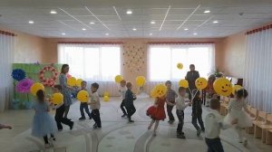 Танец «Смайлики» 😀😀😀 в средней группе на 8 марта 2024