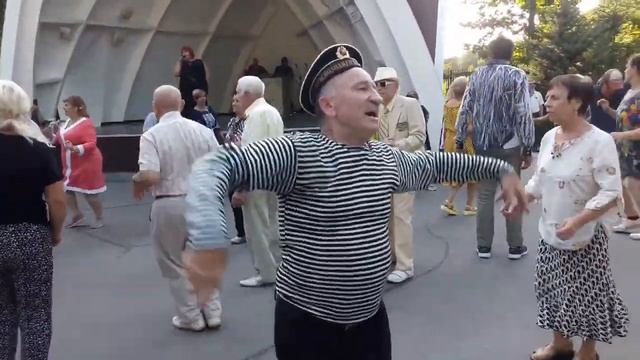 Моя гитара давно не грала!!!💃🌹Танцы в парке Горького! смотреть онлайн