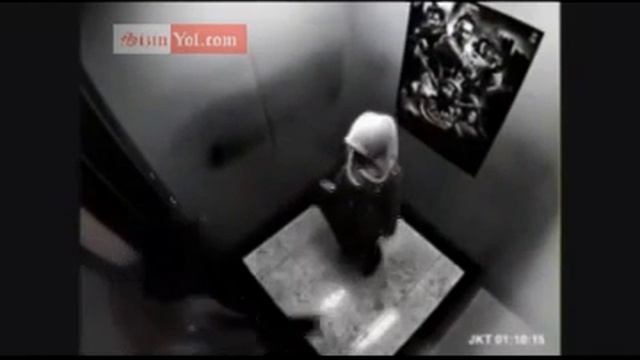 Девушка в Хиджабе в лифте такое вытворяет смотреть онлайн