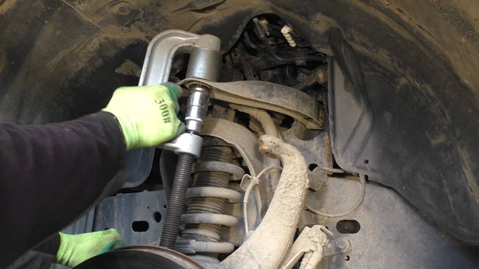 Замена передних верхних шаровых опор на INFINITI QX80 5,6  Инфинити Ку Икс 80 2014 года