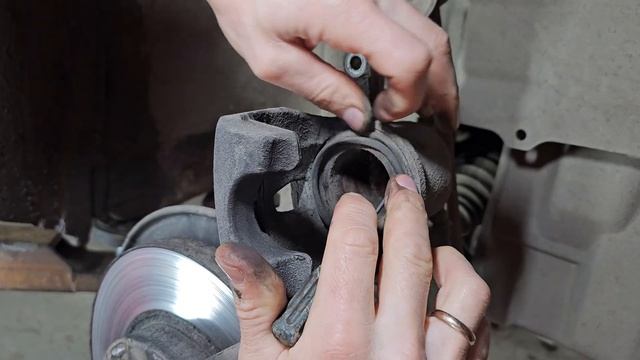 При замене колодок, пыльник тормозного суппорта нужно смотреть онлайн