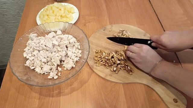 Салат с грецкими орехами и ананасом – это очень прост? смотреть онлайн