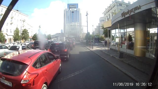 Выезд автобуса с остановки
