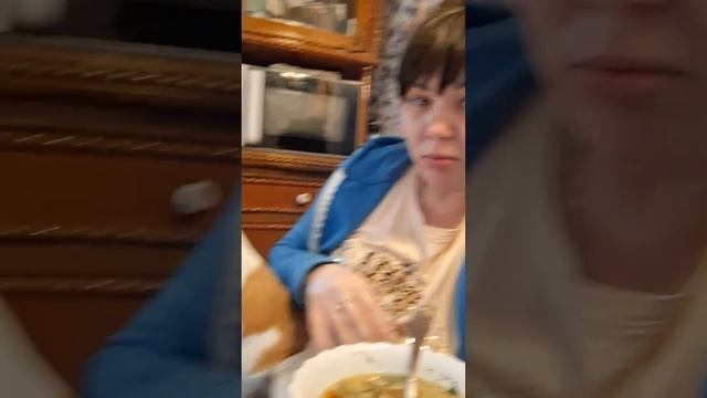 Охраняет от меня, мой суп.🙄Не даёт нормально поесть!?