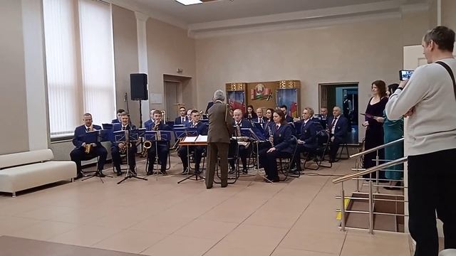 Выходит дирижёр и вечер музыки и танца начинается!!!dzen.