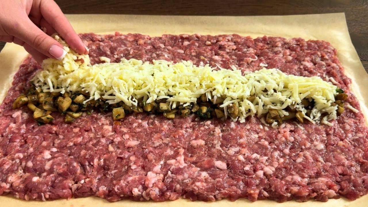СОЧНЫЙ РУЛЕТ ИЗ ФАРША, от которого все будут без ума! Невероятно вкусный рулет из фарша с начинкой! смотреть онлайн