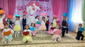 вход на утренник ко дню матери  «Наши мамы круче всех!»