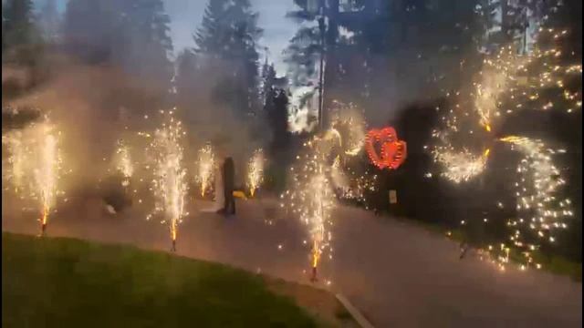 Горящее двойное сердце, холодные фонтаны и вертушке на сввадьбе. Пиротехническое шоу смотреть онлайн