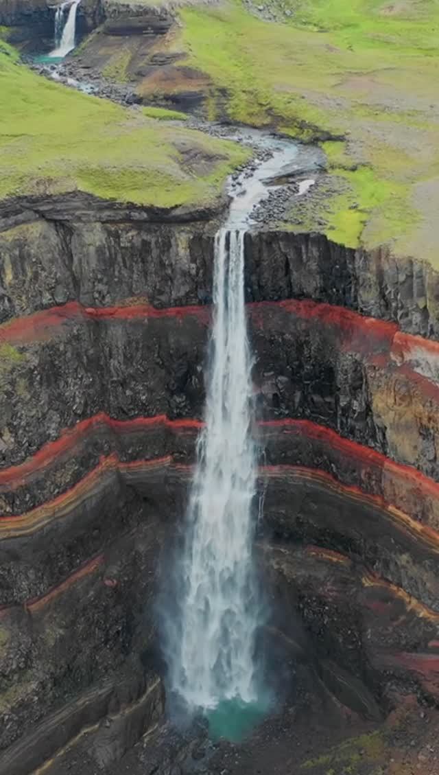 Вид на полярное сияние, гору Арджуно Велиранг, водопад Литланесфосс Исландия #природа #отдых смотреть онлайн