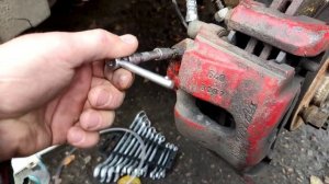 Как выкрутить отломанный штуцер прокачки на автомоби?