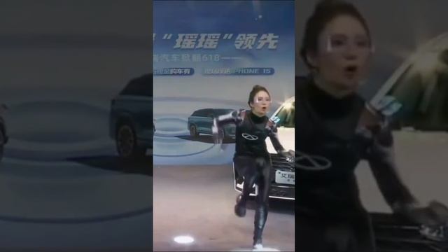 Девушка робот  презентации китайского авто в Пекине