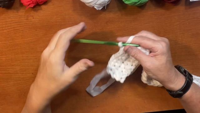 Связала новый коврик из старых вещей. Процесс от нарез