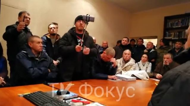 Белая балаклава, сбор активистов по поводу предстояще смотреть онлайн