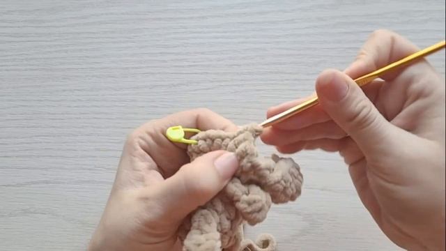 Лошадка малышка, лошадка брелок из плюшевой пряжи крю? смотреть онлайн