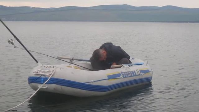 Рыбак чет приуныл смотреть онлайн