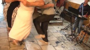Запальний танець коломийка на українському весіллі