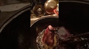 шея барашка в казане на плите