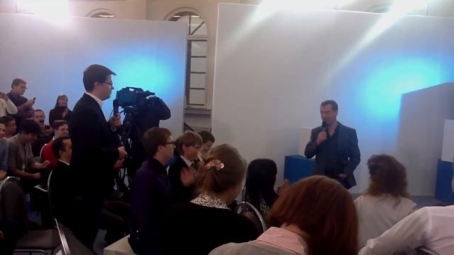 Гарик Бульдог Харламов задает вопрос Медведеву