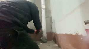 Как врезать тройник в пластиковый стояк канализации?