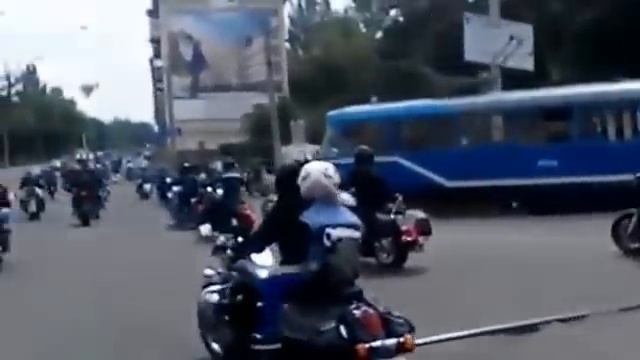 Водитель трамвая в Одессе грубо нарушает ПДД, вклинив?