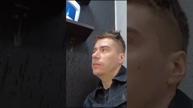 В одной маленькой деревне жил парикмахер по имени Пав?