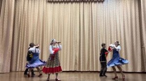 Песня В. Темнова "Кадриль" исполняет солистка ансамбля