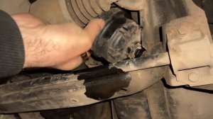 Замена топливного фильтра Вольво XC70 D5 часть 1