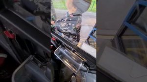 Женщина испытывает нервы водителя автобуса в Москве. ?