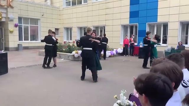 Красивый танец "Венский вальс" в исполнении учителей и смотреть онлайн