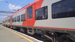 Электропоезд "Финист" ЭС104-002 отправляется со станции Н