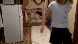 Настя тренируется.