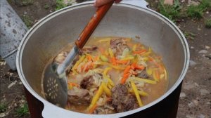 Узбекский плов с изюмом и нутом на костре в казане /  Оч