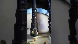 Мазда трибьют,.снятие топливных клипс.