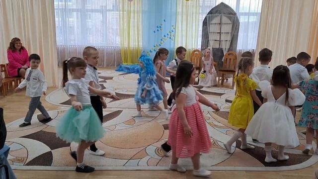 ВЕСЕННИЙ УТРЕННИК В СТАРШЕЙ ГРУППЕ 🌼 смотреть онлайн